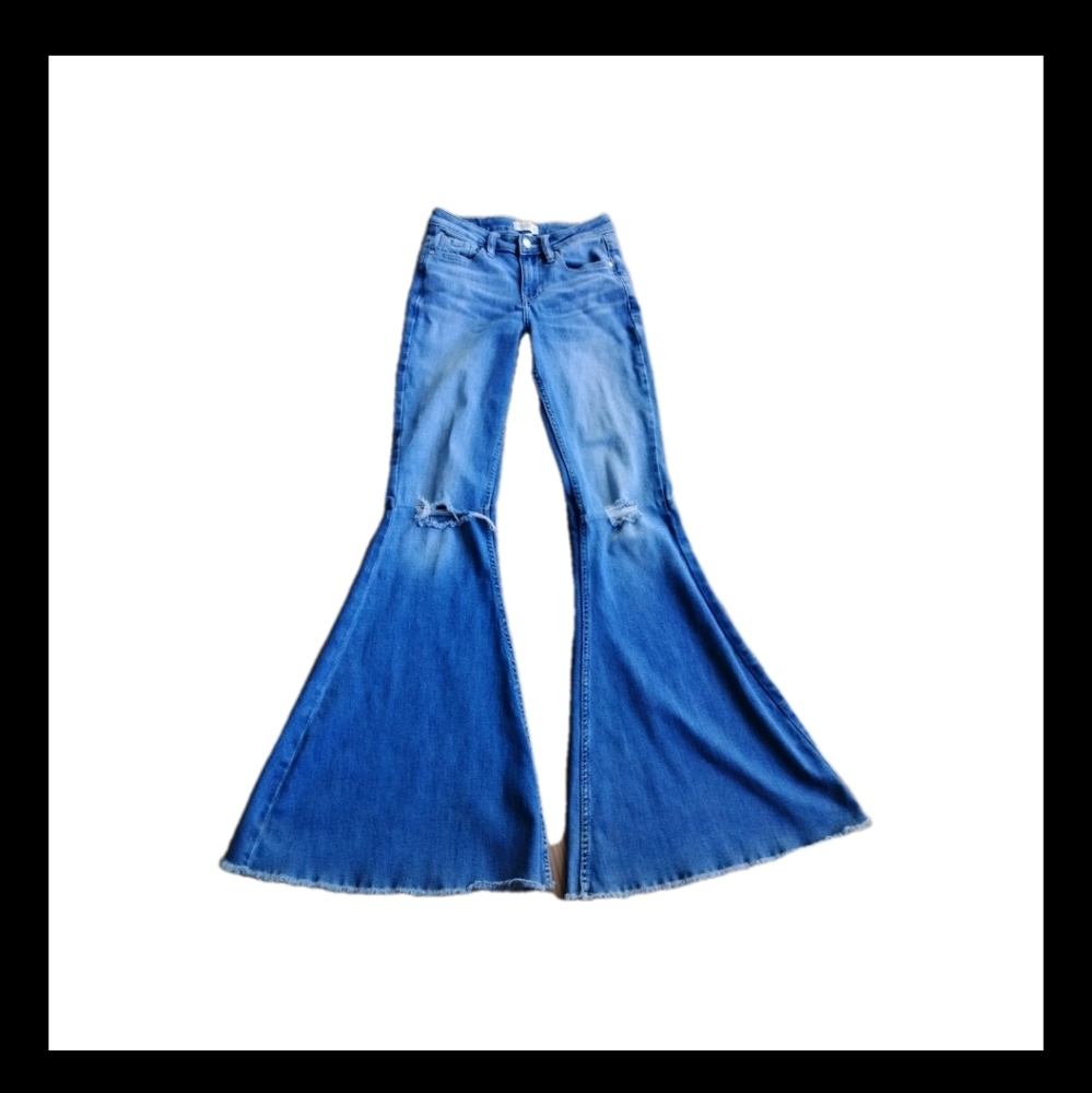 Shyanne Super Flare Women's Jeans feature a distressed knee design - Picture 3 of 12